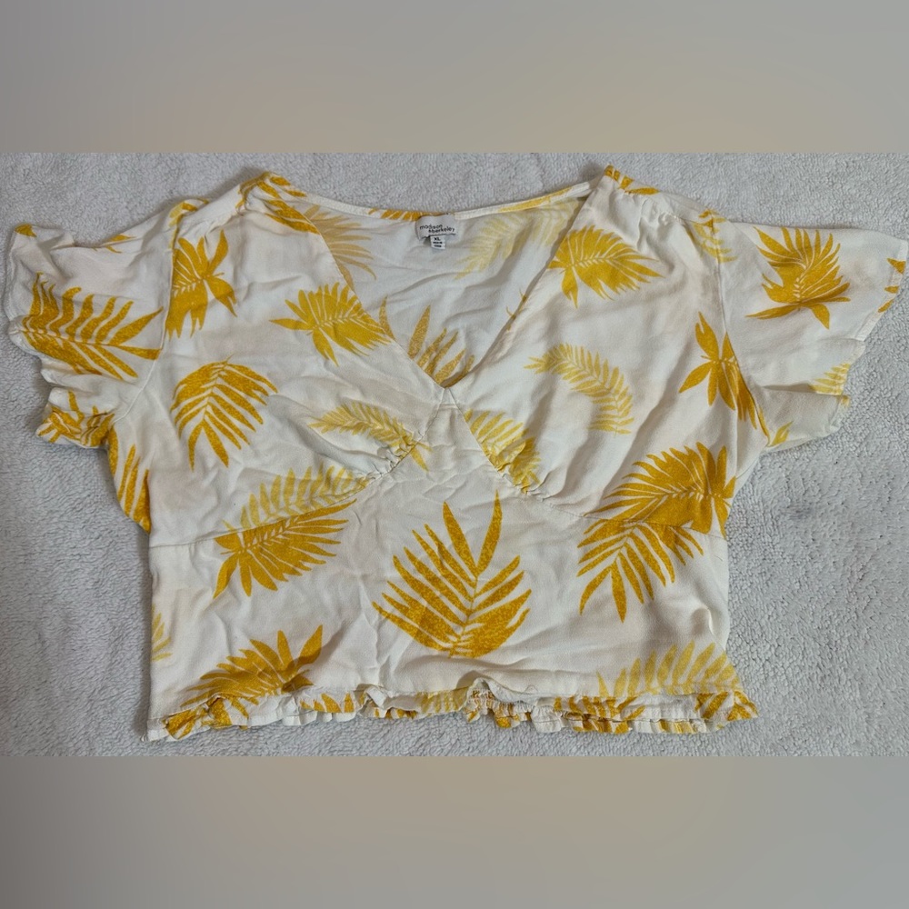 Madison & Berkeley (Anaya Flutter Sleeve Crop Top)